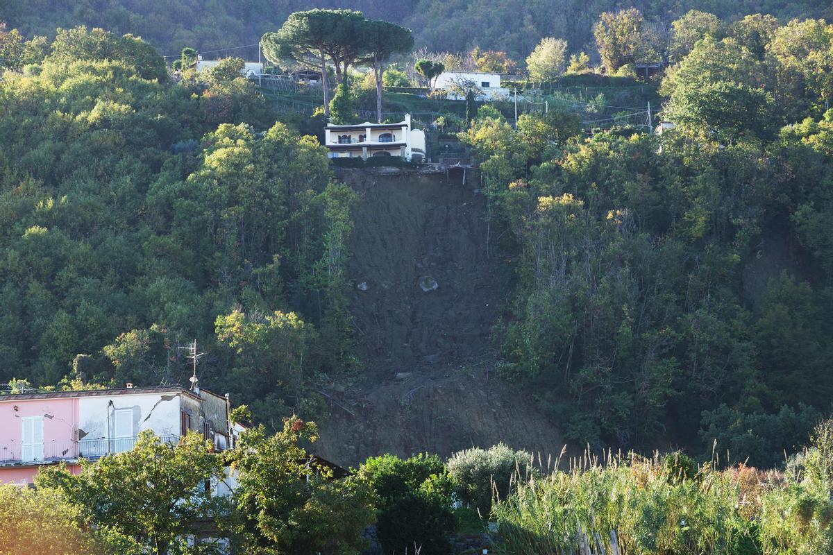 Un muerto y decenas de desaparecidos tras un corrimiento de tierra en la isla italiana de Ischia