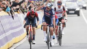 Van der Poel alza el puño al atravesar la meta