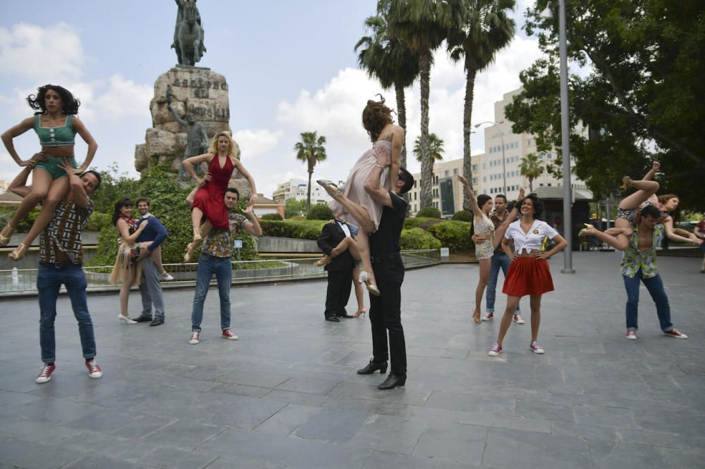 El musical 'Dirty Dancing' posa en la plaza de España