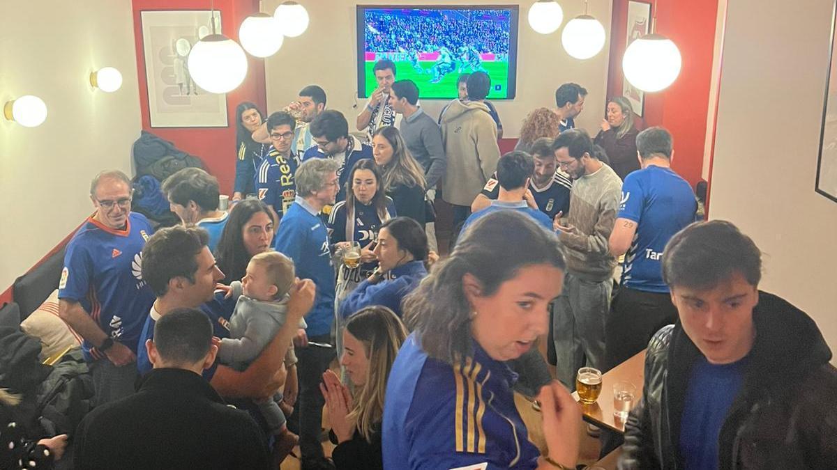 Peñistas de El Furacu, hoy en Madrid.