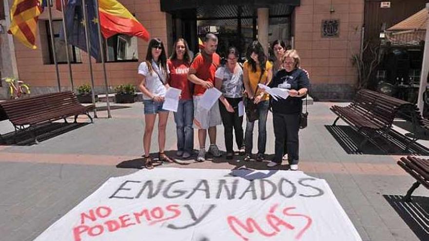 Una imagen de ayer, durante la recogida de firmas.