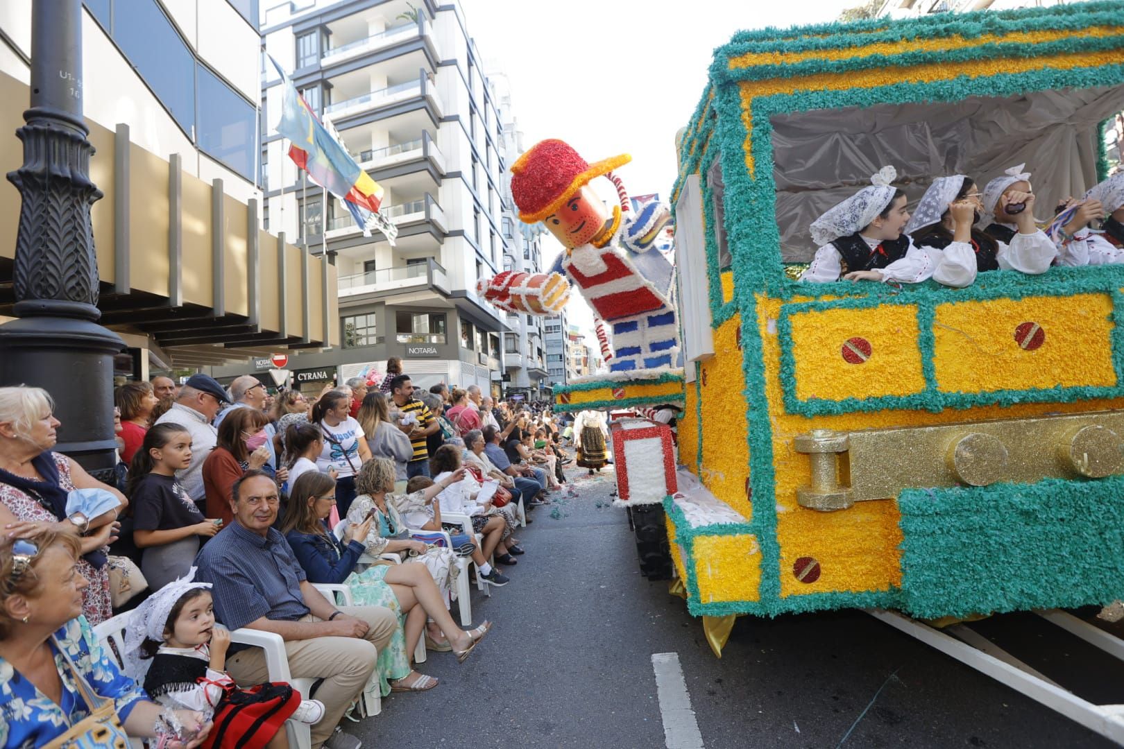 En Imágenes: El Desfile del Día de América llena las calles de Oviedo en una tarde veraniega