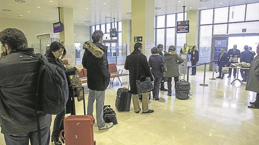 El aeropuerto cierra 2016 con 33.000 pasajeros