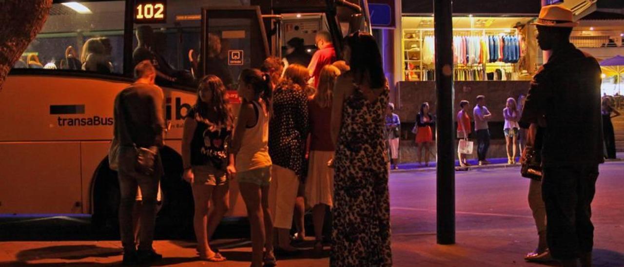 Usuarios del servicio de bus público acceden al mismo en Palma.