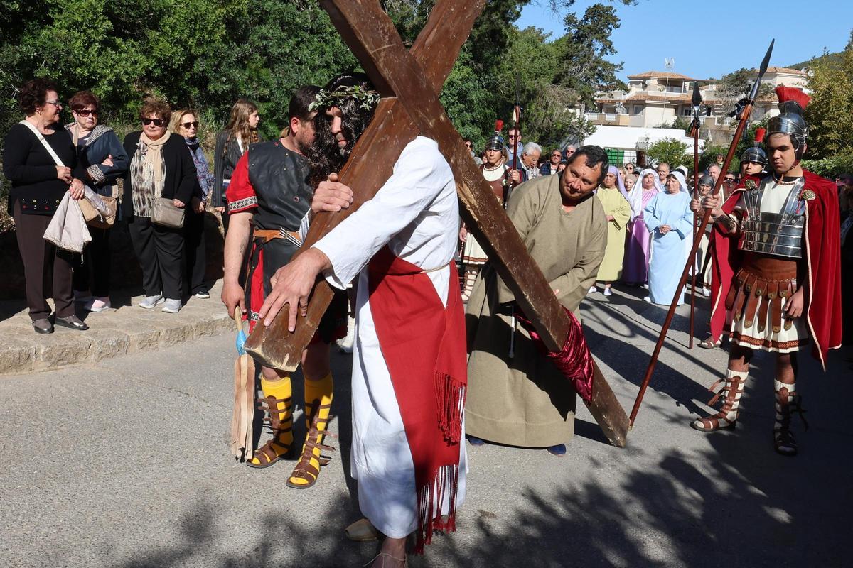 Galería: imágenes del vía crucis de Santa Eulària