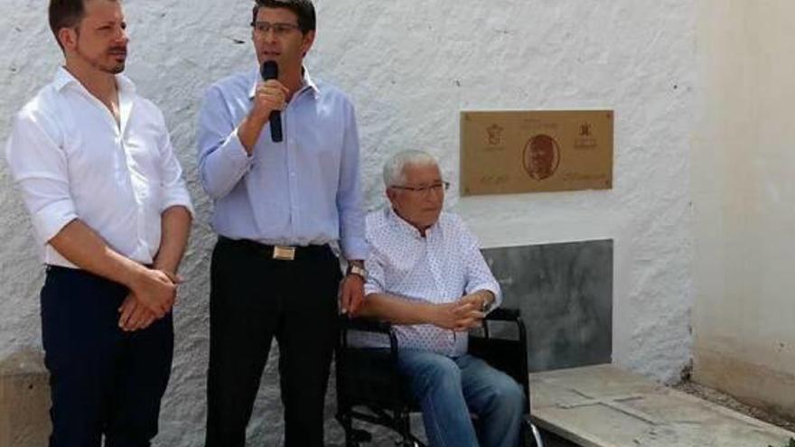 Los alcaldes de la Font y Ontinyent, de pie, junto al presidente de Festers.