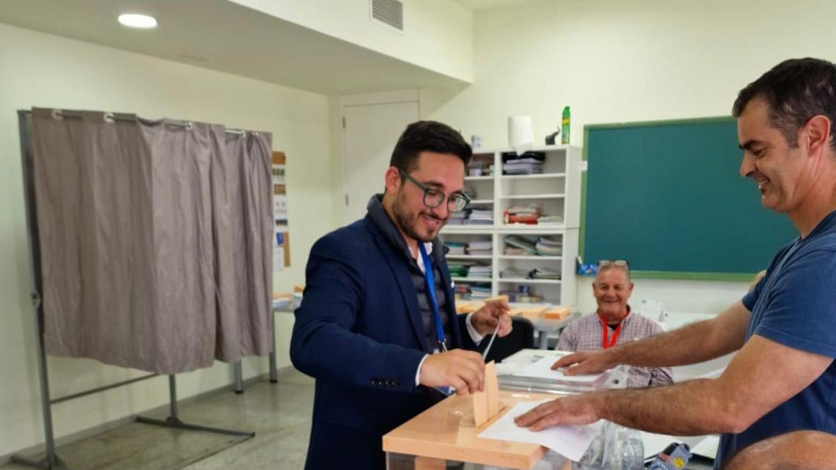 Héctor Troyano votando el domigo en las elecciones del 28M.