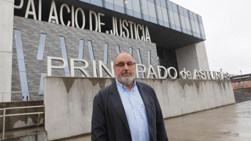 Julián Rus, ante el Palacio de Justicia de Gijón.