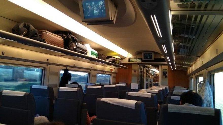 Un interventor del AVE obliga a una viajera a bajarse del tren en medio de la indignación del pasaje