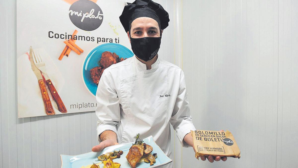 Un cocinero de ‘Miplato.es’ muestra algunos de los platos que envían por toda España.