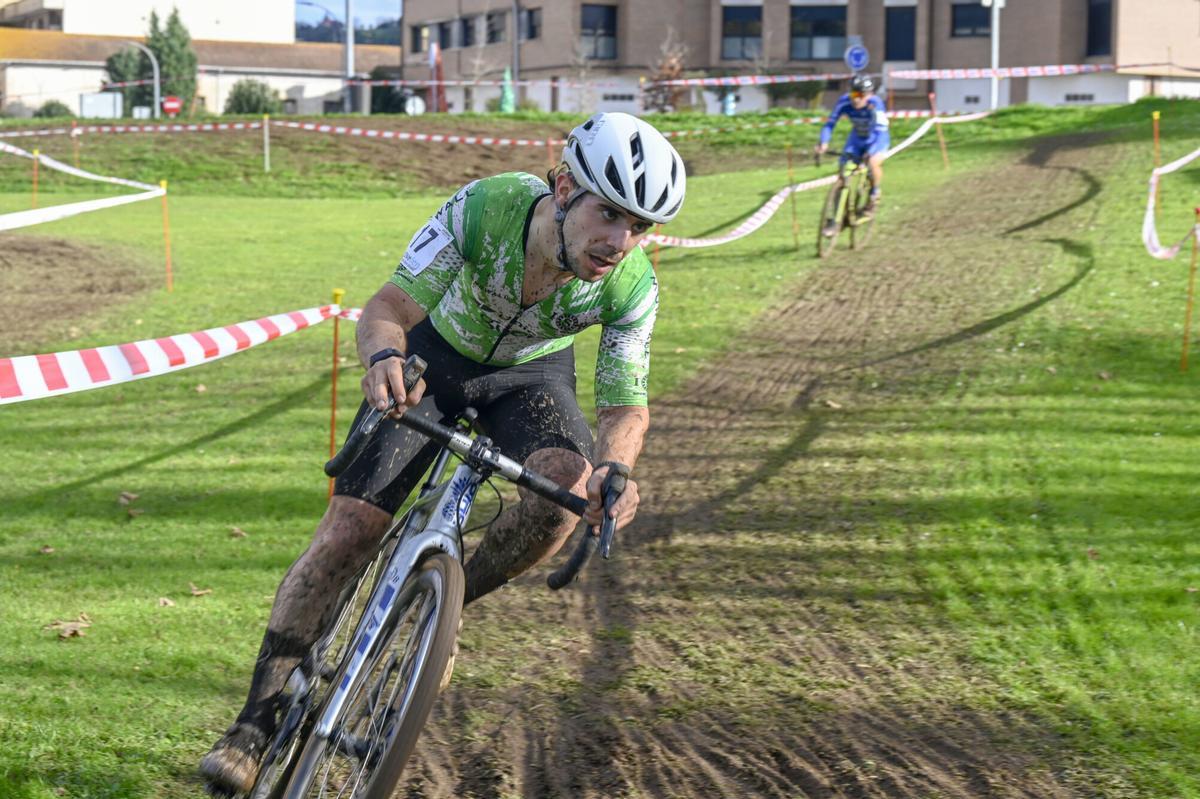 Mario Junquera, en el ciclocross de Villaviciosa. 9 CIRCUITO MAYADOR DE CICLOCROSS. PARQUE DE LA BARQUERINA