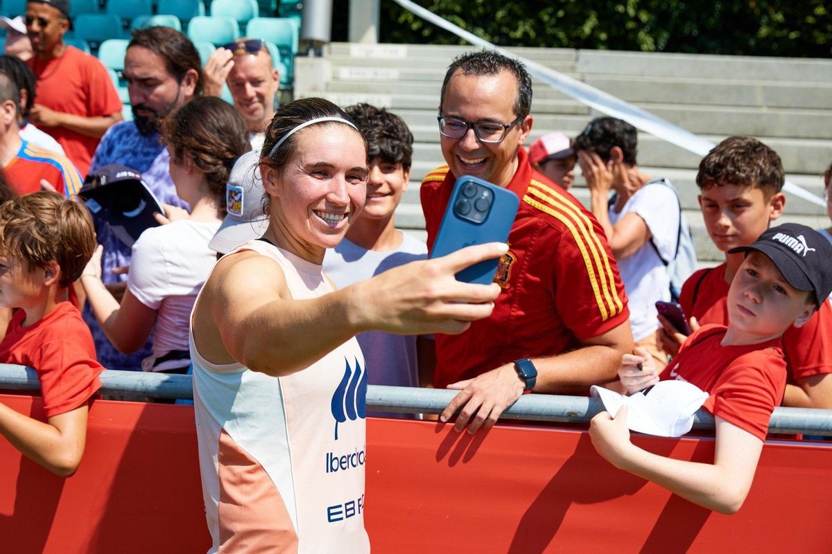 Mariona haciendose fotos con los aficionados