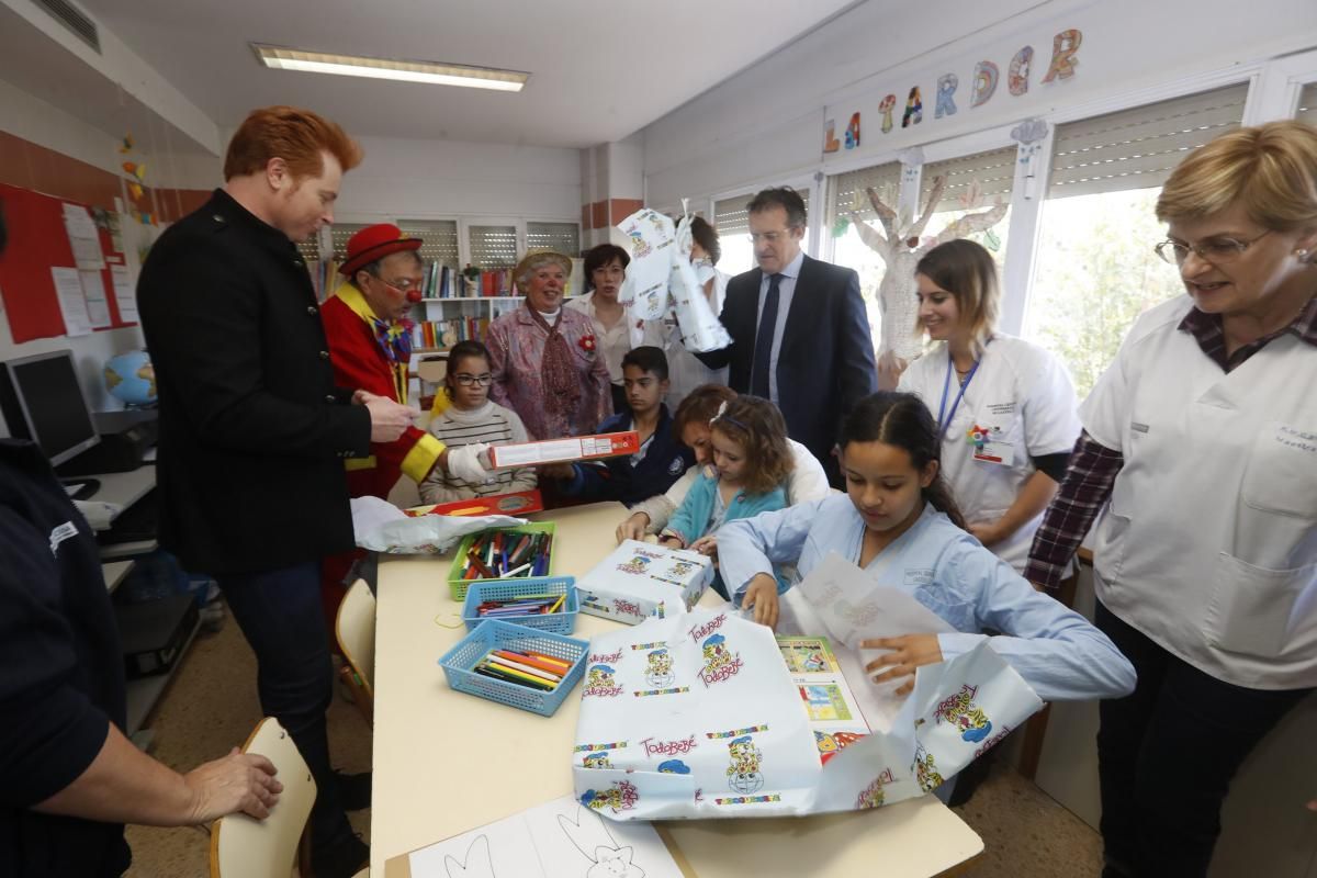 Yunke y Mel i Xispa llevan regalos y alegría a los niños del Hospital General