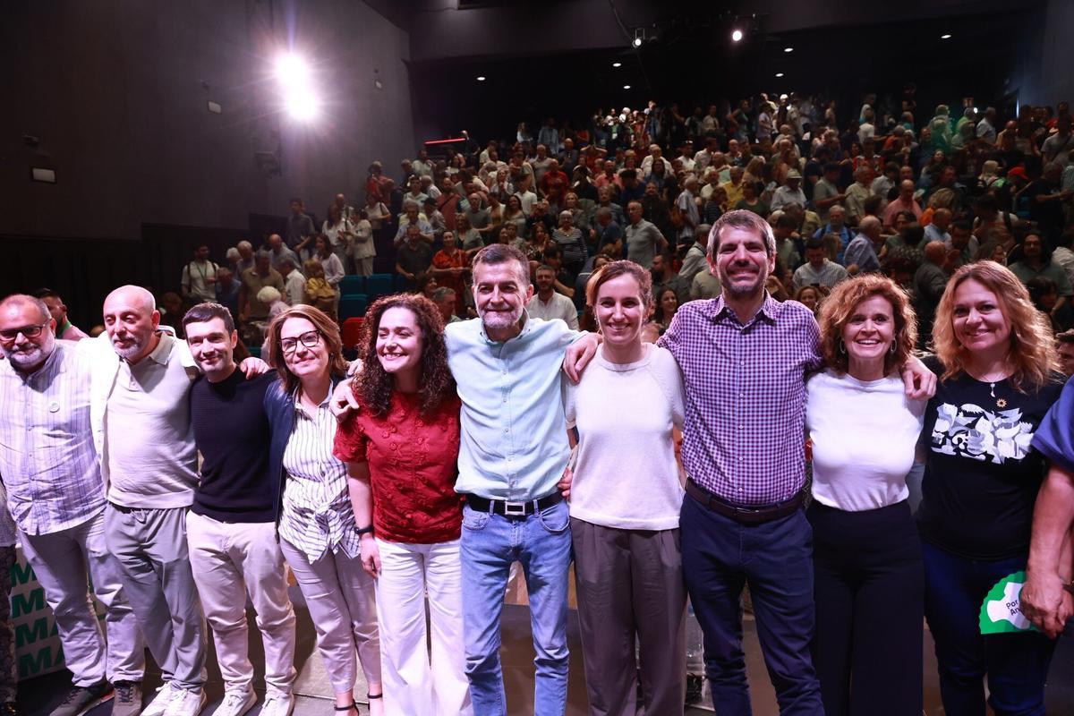 El candidato de la coalición Por Andalucía a la presidencia de la Junta, Antonio Maíllo, durante el encuentro 'Un paso al frente. Por Andalucía' en Sevilla, con los ministros Pablo Bustinduy, Mónica García, y Ernest Urtasun, entre otros.