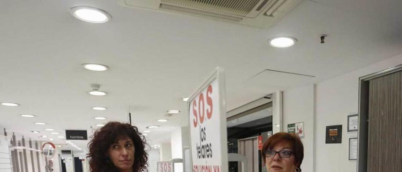 Teresa Fidalgo y Montse Fernández, en la tienda de Los Telares del Atrio, prácticamente vacía.