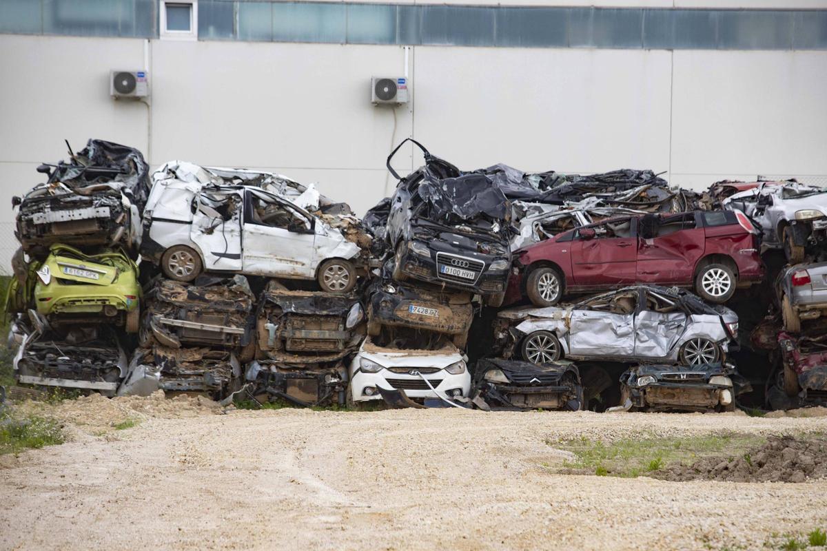 Vehículos de la dana amontonados en la parcela del polígono industrial de Xàtiva.
