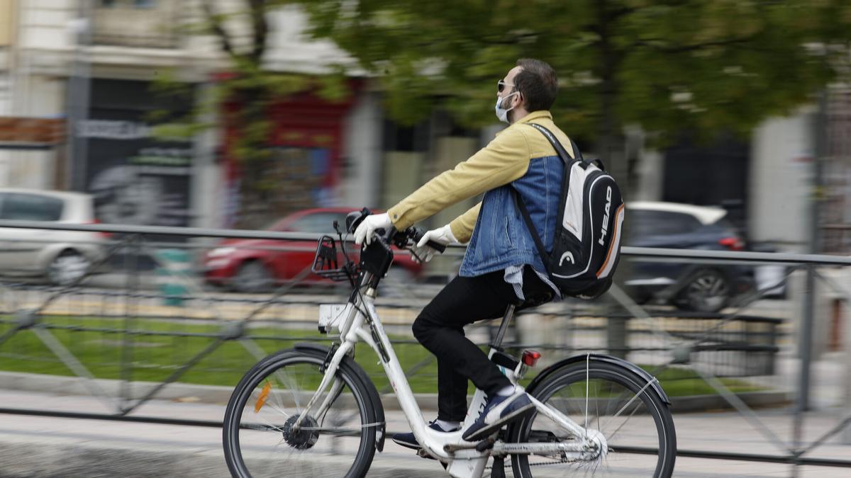 Un hombre monta en una bicicleta