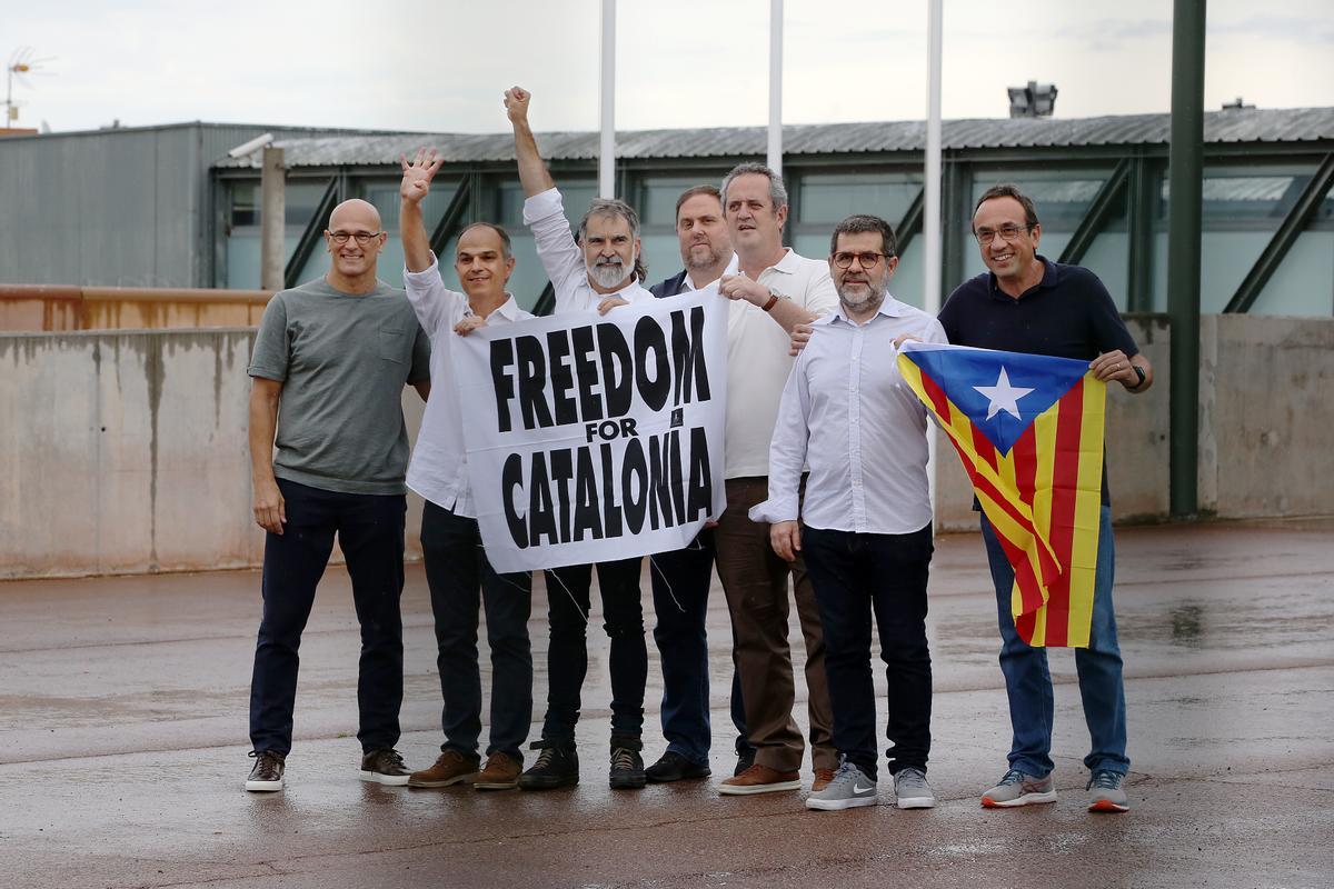 Sant Joan de Vilatorrada, 23 de junio. Los presos independentistas salen de la cárcel de Lledoners y se reafirman y subrayan la vía política tras el indulto.