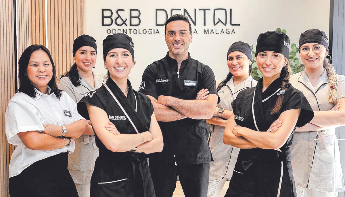Parte del equipo de profesionales de ByB Dental con la doctora Blanca Barrio, al frente (tercera por la izquierda).