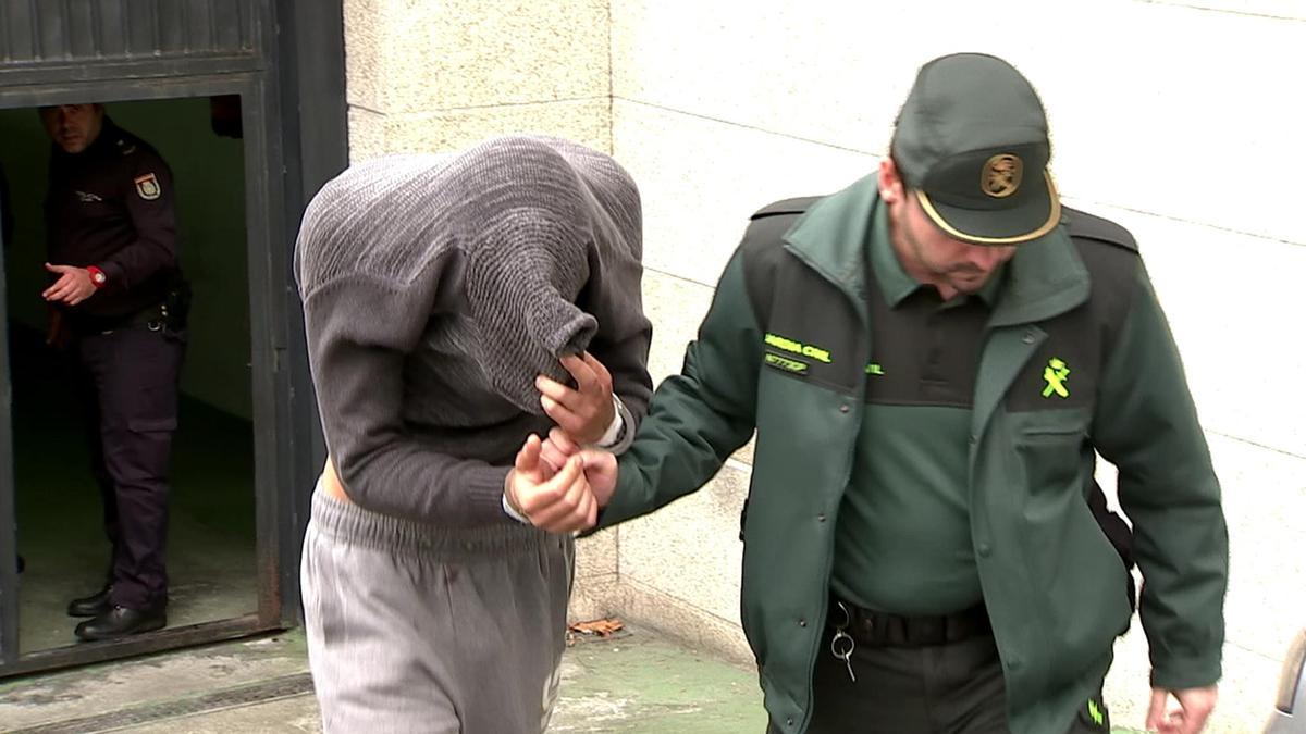 Un detenido acompañado por la Guardia Civil en uno de los casos