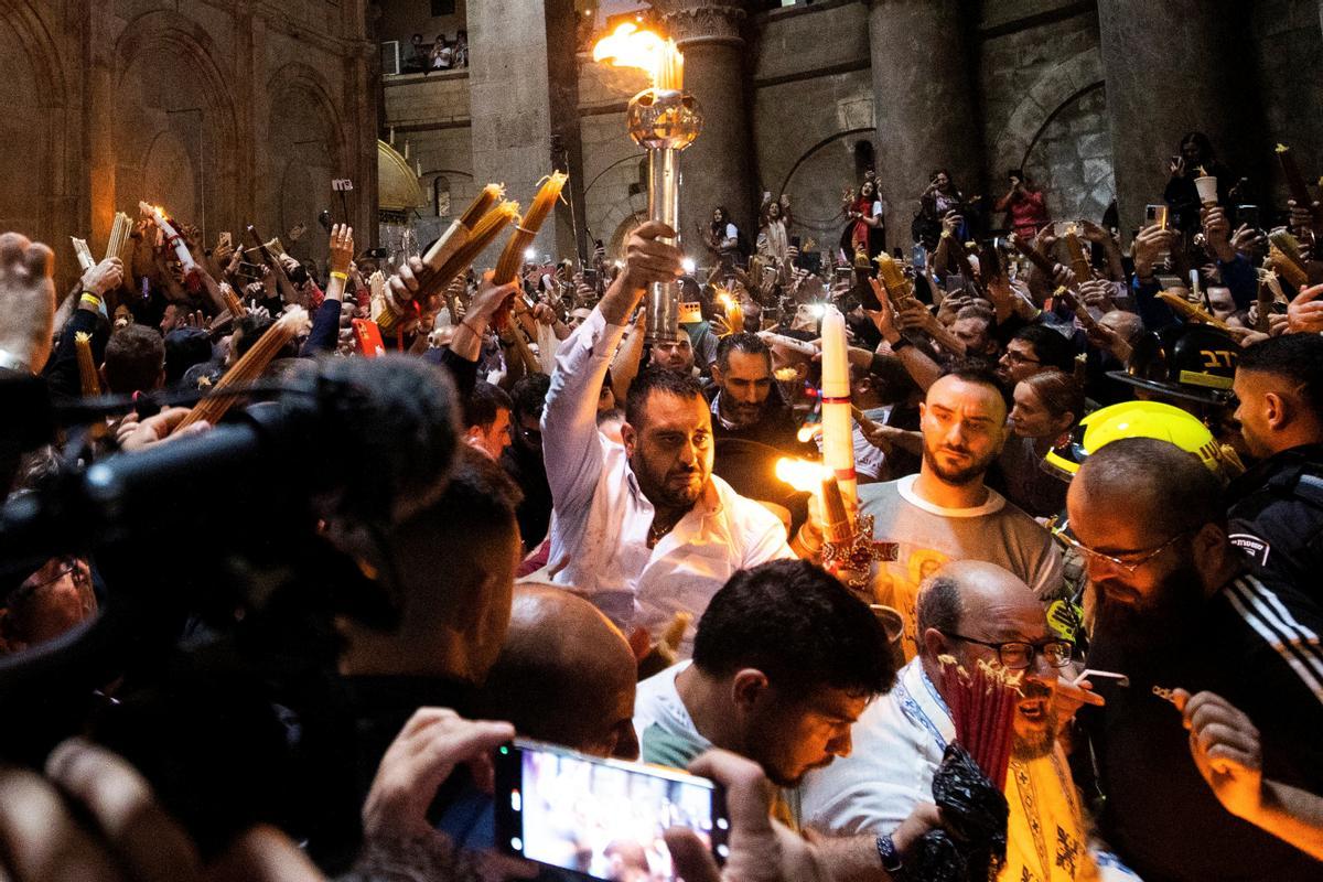 Cristianos ortodoxos celebran “Fuego Sagrado” en Jerusalén. eregrinos cristianos ortodoxos sostienen velas durante la ceremonia del Fuego Sagrado, un día antes de la Pascua ortodoxa, el sábado 15 de abril de 2023 en la Iglesia del Santo Sepulcro en la Ciudad Vieja de Jerusalén, donde muchos cristianos creen que Jesús fue crucificado y enterrado antes de resucitar.