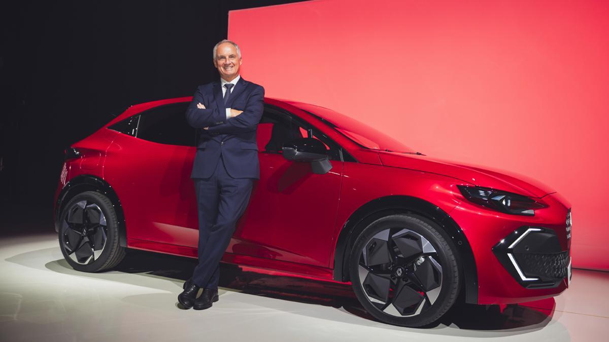 Fabrice Cambolive, CEO de Renault, con el nuevo Clio