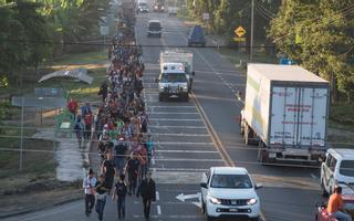 Una nueva caravana de migrantes hondureños parte hacia EEUU