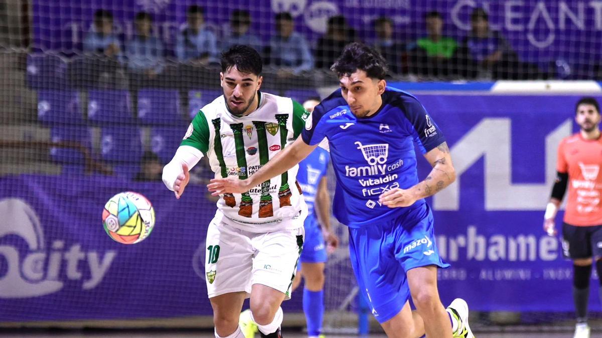 Lucas Perin, del Córdoba Futsal, pugna con un jugador del Alzira.