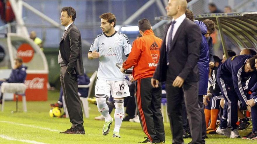 Jony, entre Luis Enrique y Paco Jémez, durante el partido Celta-Rayo Vallecano de la primera vuelta. // Jorge Santomé