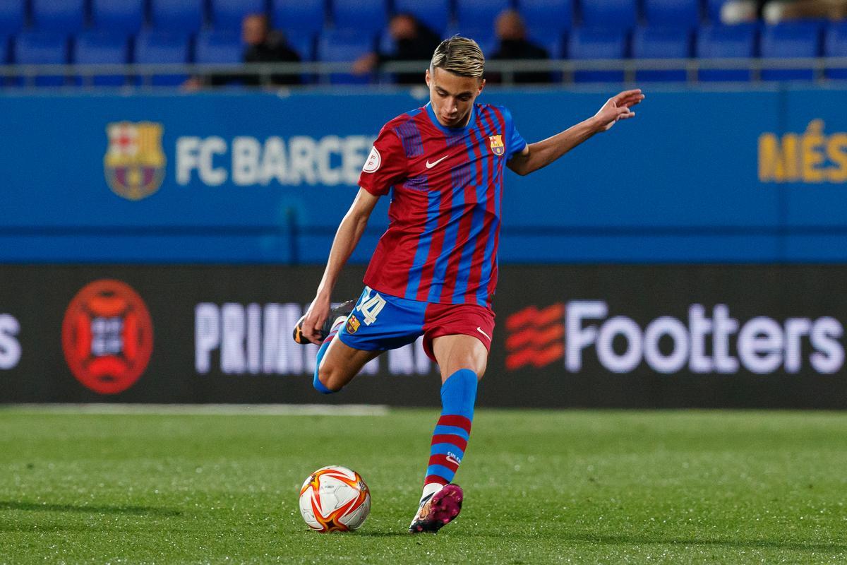 Kays Ruiz disputando un partido con el filial del FC Barcelona