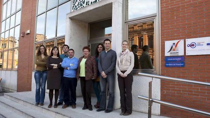 Miembros de las dos delegaciones junto a la gerente de Valnalón, Marta Pérez (segunda por la izquierda), en la visita.