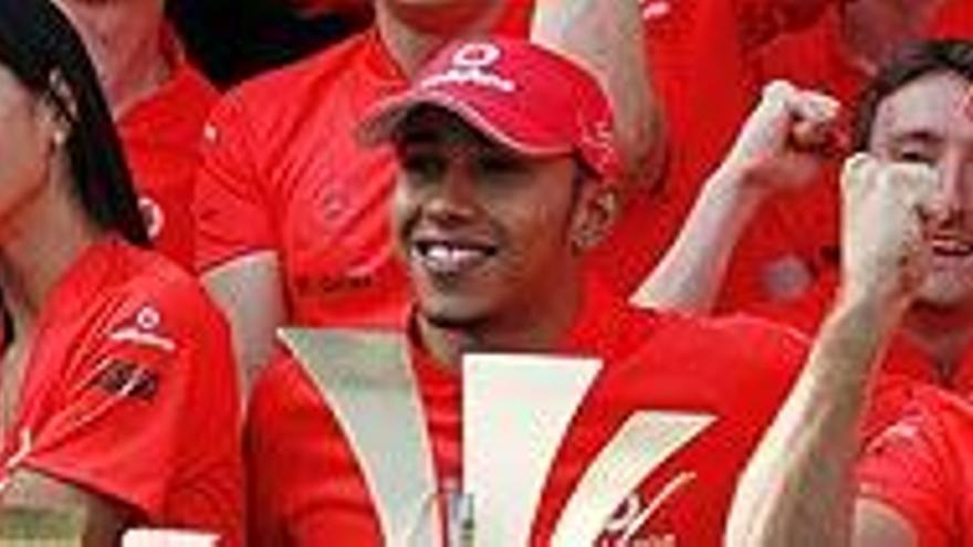 Lewis Hamilton celebra la victoria junto a su pareja, Nicole Scherzinger, y su compañero de equipo, Jenson Button