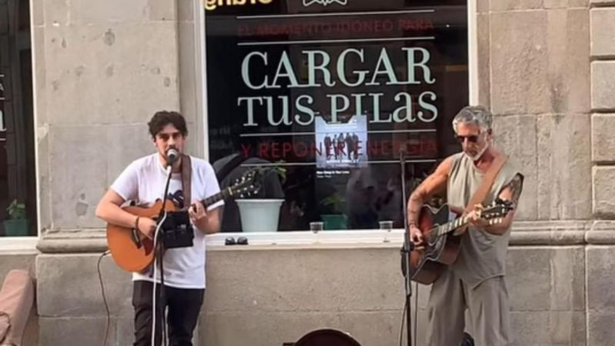 El cocinero Pepe Solla sorprende con una actuación callejera