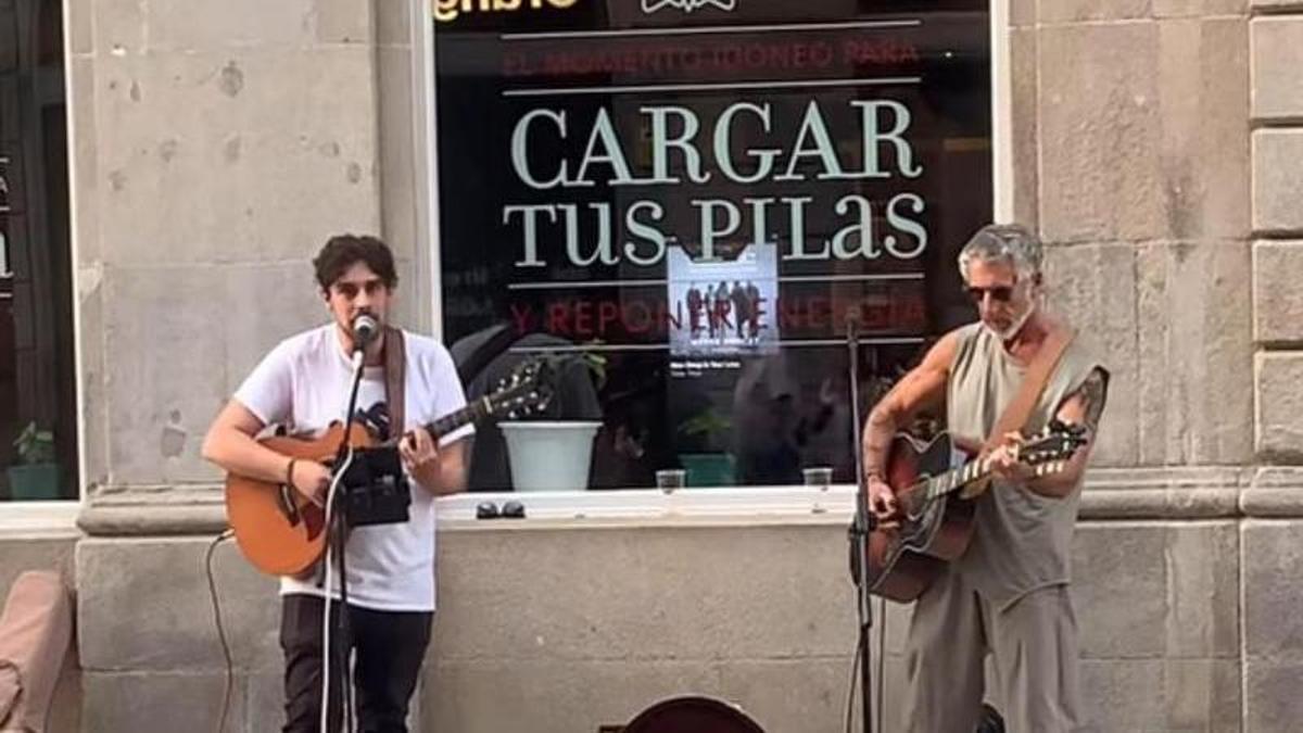Actuación musical callejera del cocinero Pepe Solla junto al músico Rodrigo Valiente.