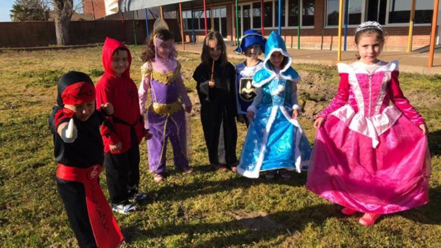 El Carnaval colorea los patios escolares de Benavente