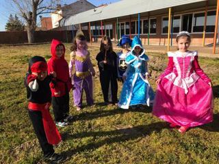 El Carnaval colorea los patios escolares de Benavente