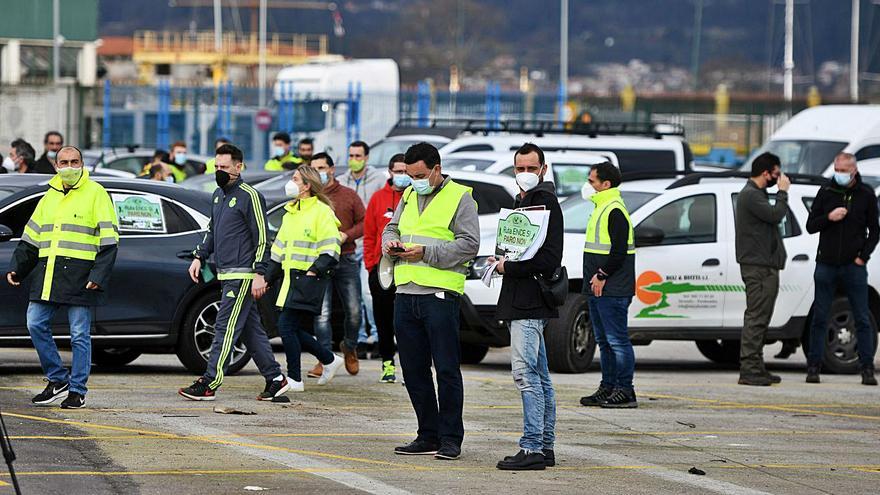 Los trabajadores organizan la marcha en el puerto de Marín. | // G.S.