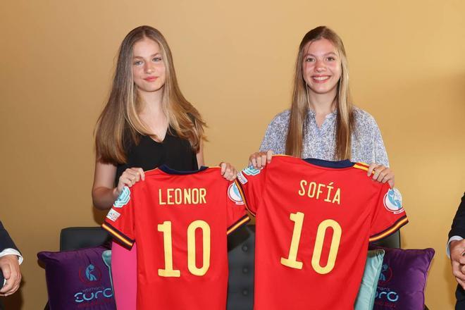 La princesa Leonor y la infanta Sofía con sus camisetas personalizadas de la Selección Española de Fútbol Femenino