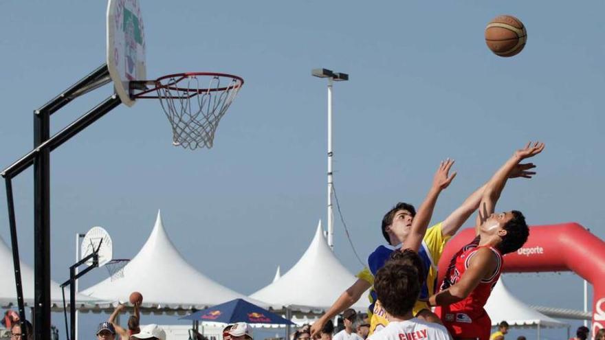 Uno de los partidos del 3x3 de Poniente.