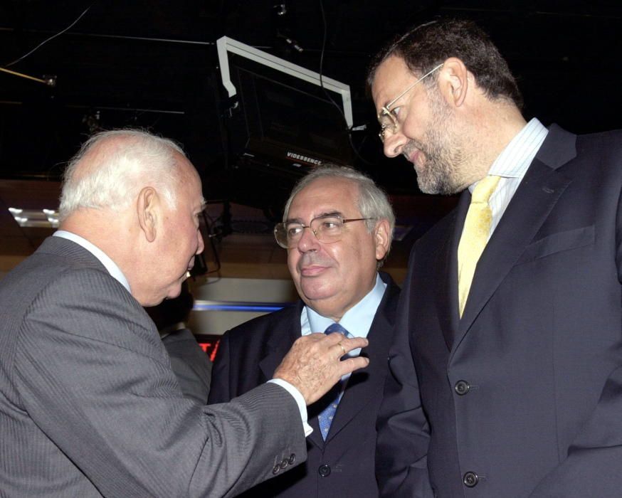 MADRID.17-9-02.-El presidente de Sogecable, Jesús de Polanco (i),conversa con el vicepresidente primero del Gobierno, Mariano Rajoy (d) y el presidente de Asturias, Vicente Alvarez Areces (c),durante la inauguración de las nuevas instalaciones del grupo Sogecable en la localidad madrileña de Tres Cantos.EFE/ANGEL DIAZ.