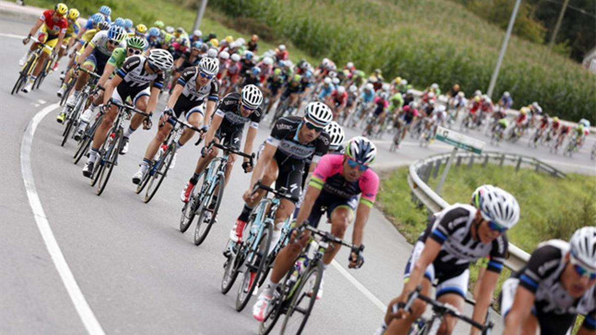 El pelotón durante la decimoséptima etapa de la Vuelta Ciclista España 2014