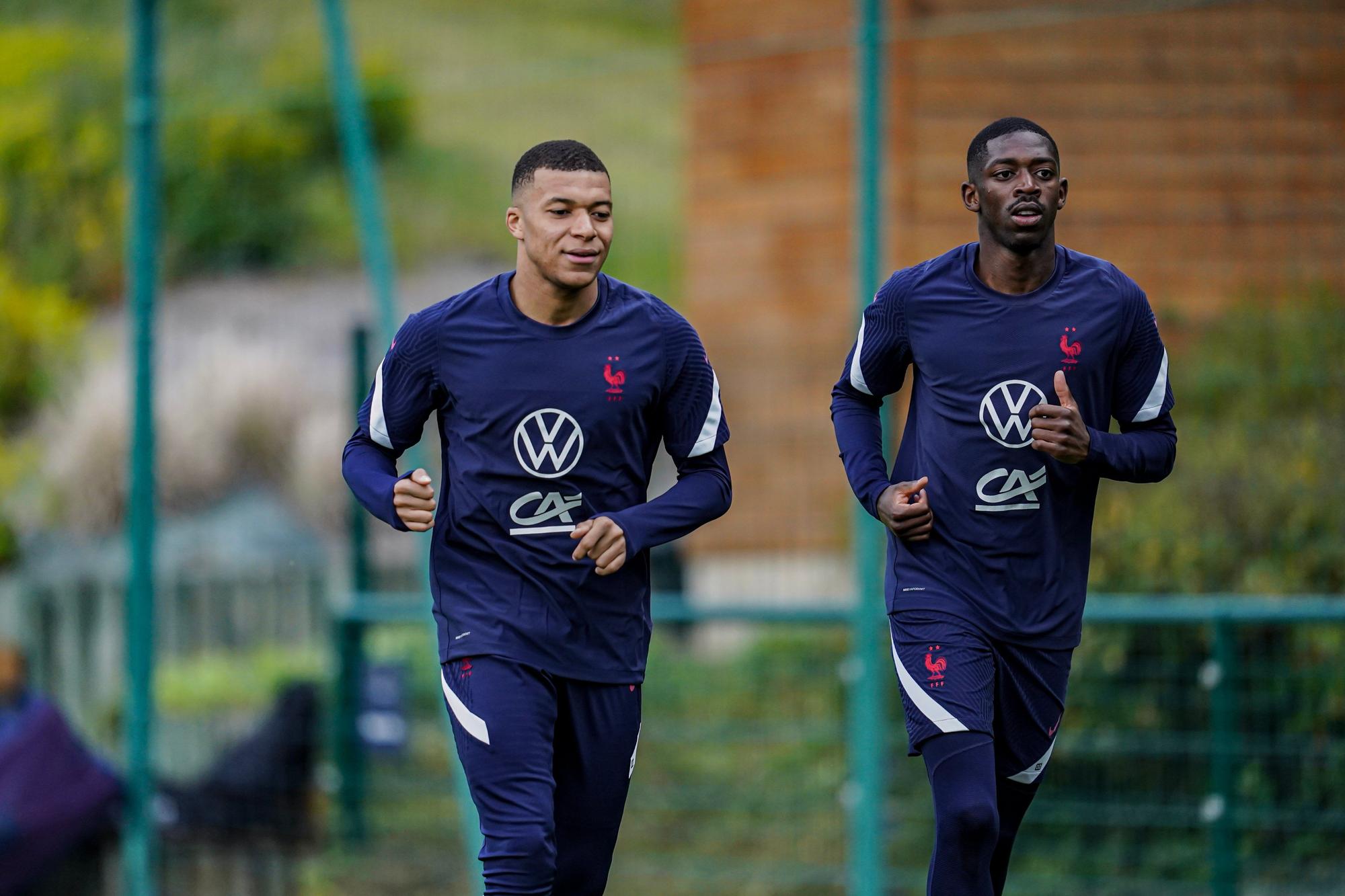 Mbappé y Dembélé, en un entrenamiento de la selección francesa.