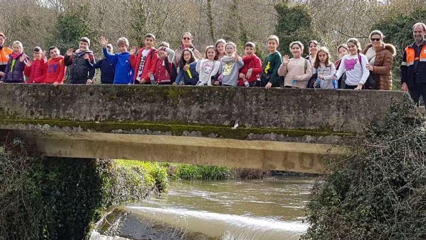 Alumnos del Otero Valcárcel, ayer en la ruta por el río Barcés.