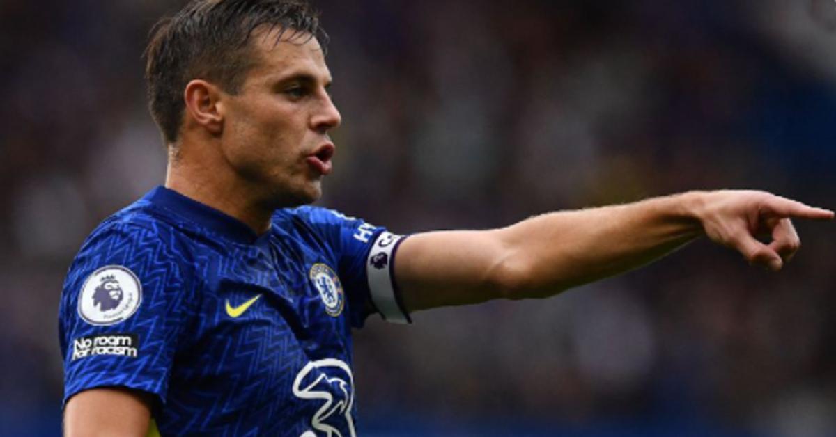 César Azpilicueta, dando instrucciones en el Chelsea