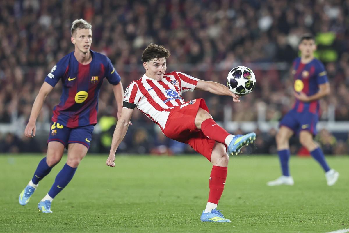 Julián Álvarez y Dani Olmo en el Barça-Atlético de Champions.