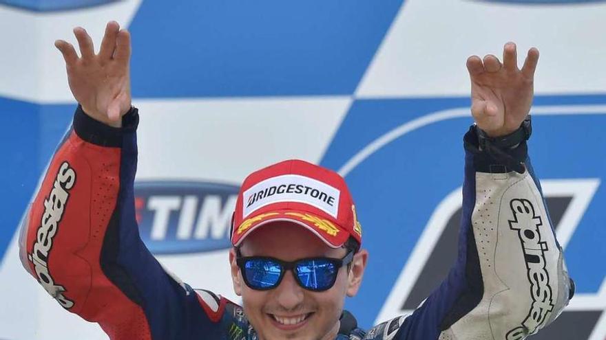 Jorge Lorenzo festeja en el podio su victoria en el Gran Premio de Italia.