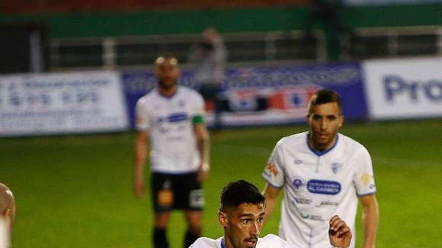 Un lance del partido entre el Ourense CF y el Arenteiro. // Agostiño Iglesias