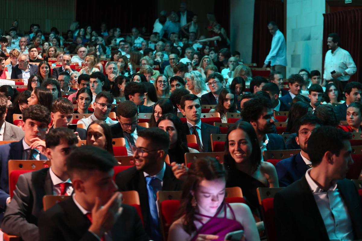 La Escuela de Ingeniería entrega sus diplomas a 243 estudiantes La Escuela de Ingeniería entrega sus diplomas a 243 estudiantes