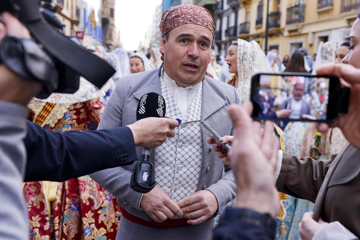 Pérez Llorca, de fallero en la ofrenda a la Virgen.