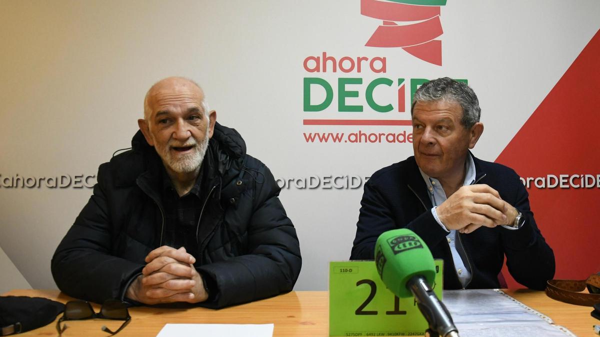 Manuel Fuentes (derecha) y Marcos Fernández durante la rueda de prensa de Ahora Decide